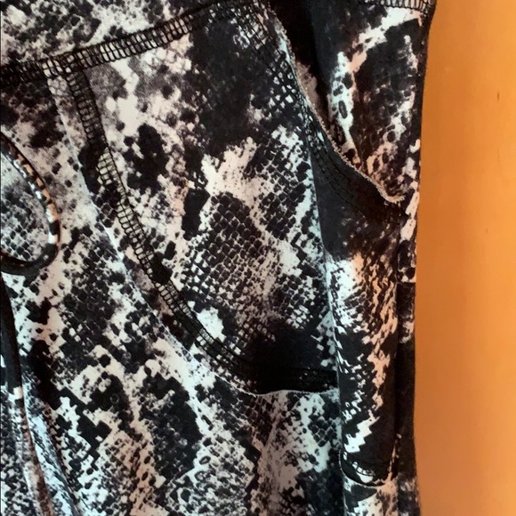 Black n white snake-patterned skirt - Picture 3 of 3